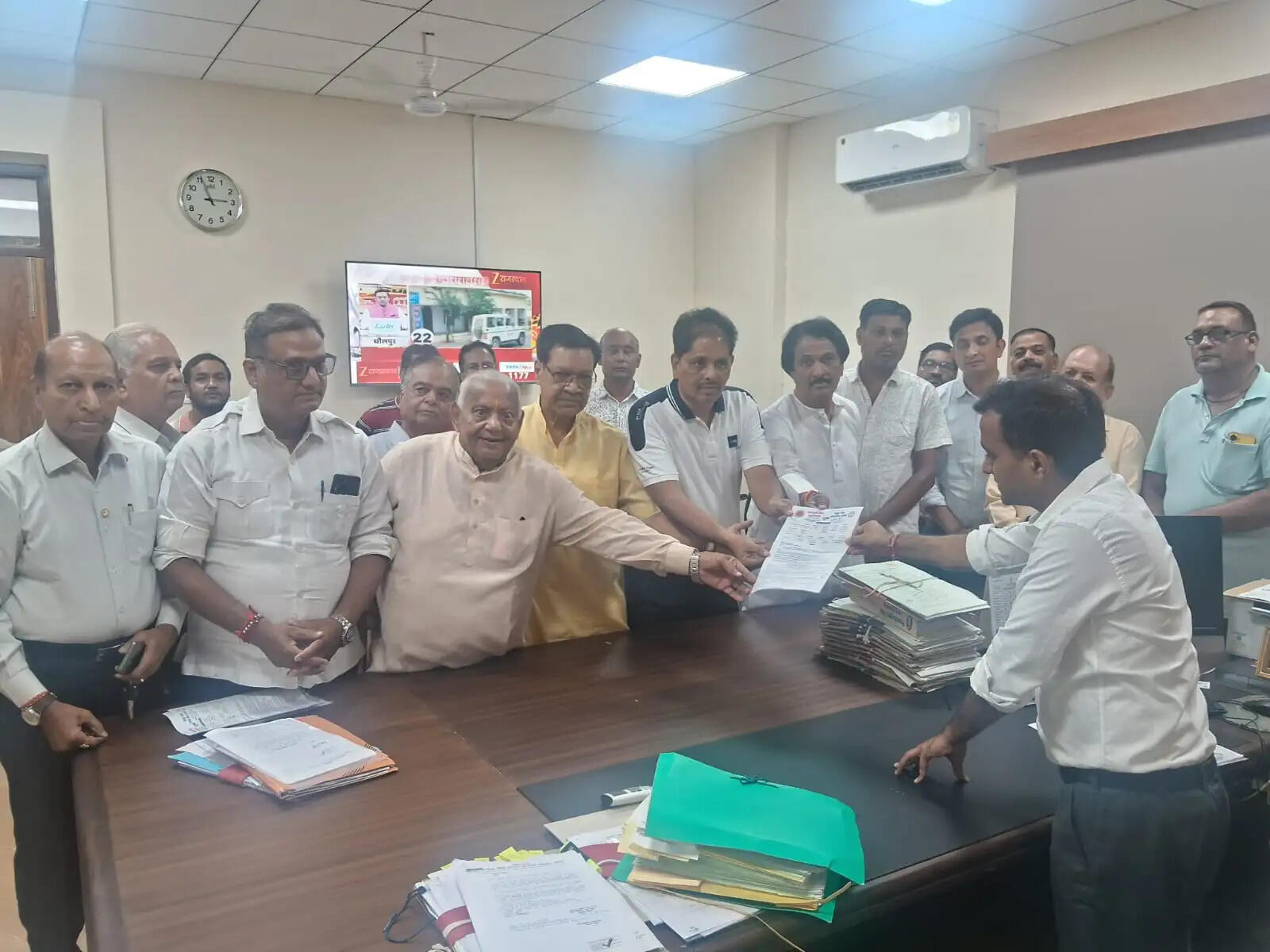 लोकतांत्रिक विरोध की मर्यादा बनाए रखने की मांग, राष्ट्रपति के नाम सौंपा ज्ञापन