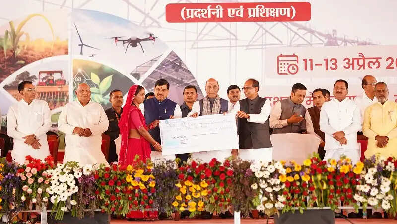 (लीड)किसान देश की अर्थव्यवस्था की रीढ़, इनके बिना हमारे भोजन की थाली अधूरी है : राजनाथ सिंह