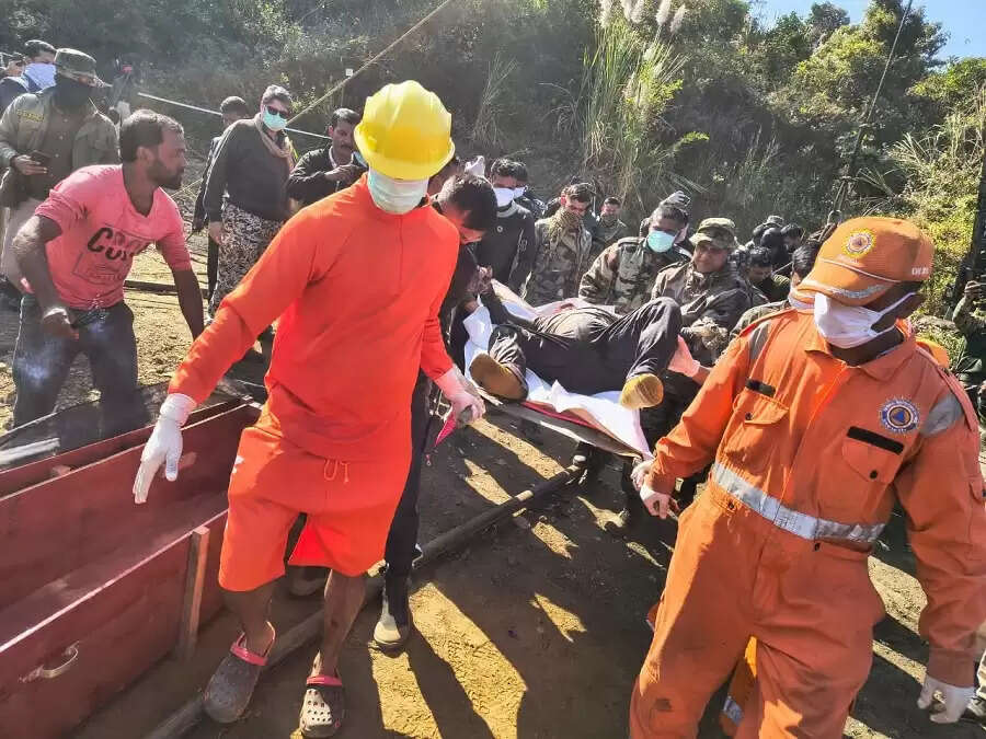 (अपडेट)&nbsp;असम&nbsp;की कोयला खदान में&nbsp;फंसे&nbsp;दो और खनिक का शव बरामद&nbsp;