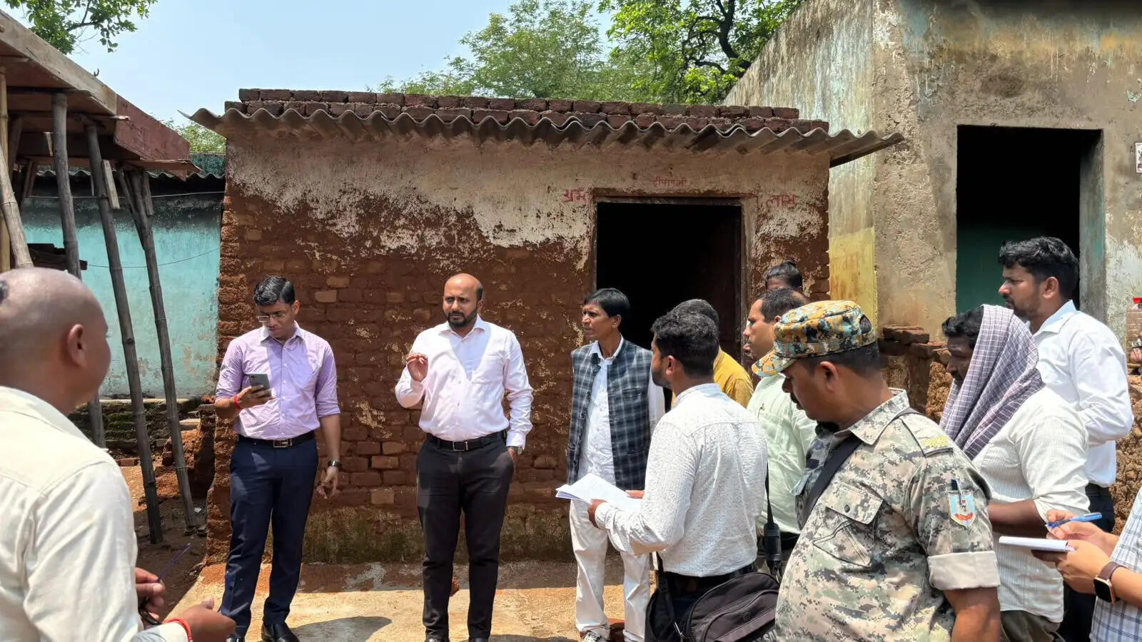 डीसी ने बिरहोर टोला का किया निरीक्षण, सुविधा उपलब्ध कराने का दिया निर्देश