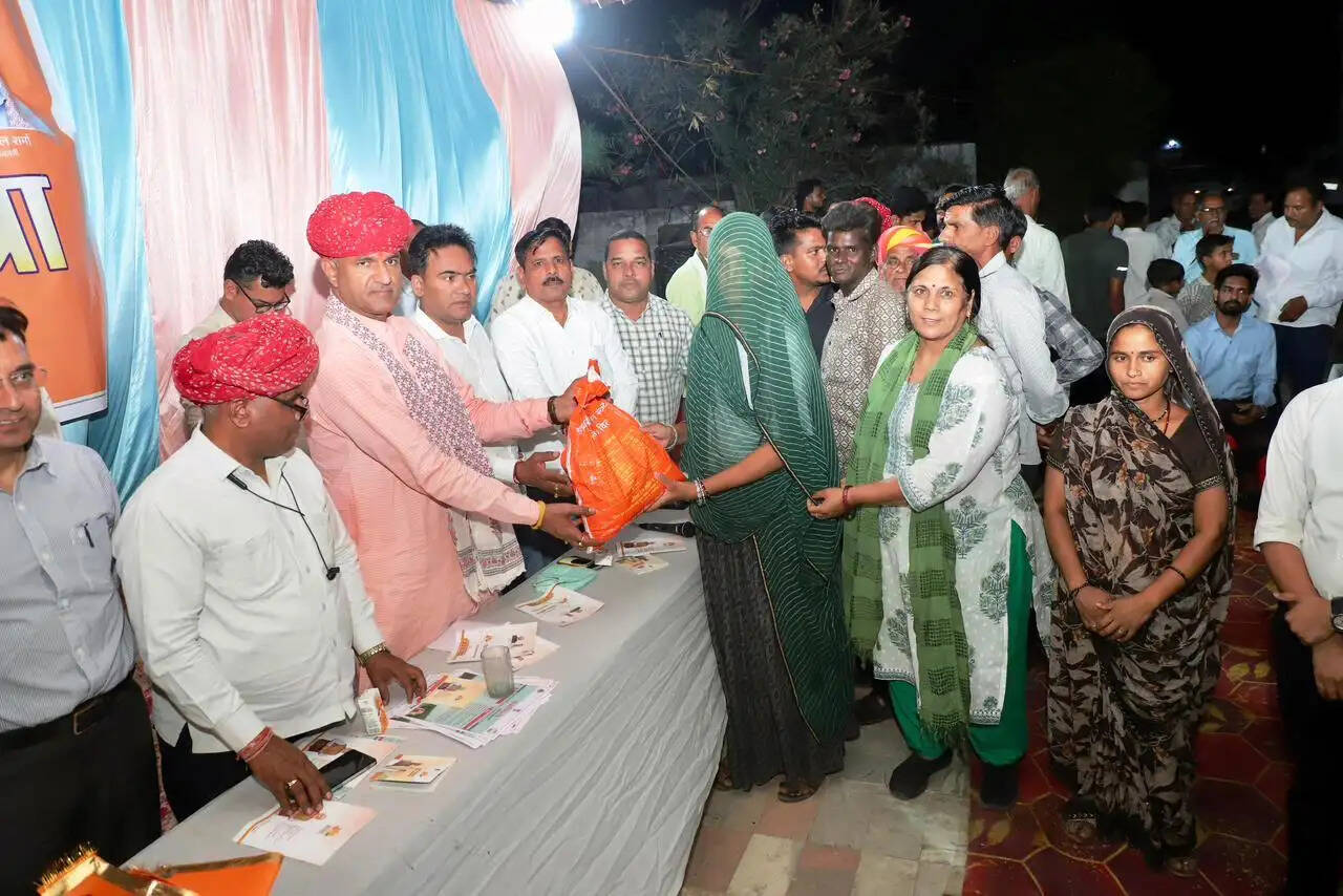 एराल में सांसद-विधायक की रात्रि चौपाल, रात्रि विश्राम कर ग्रामीणों से संवाद