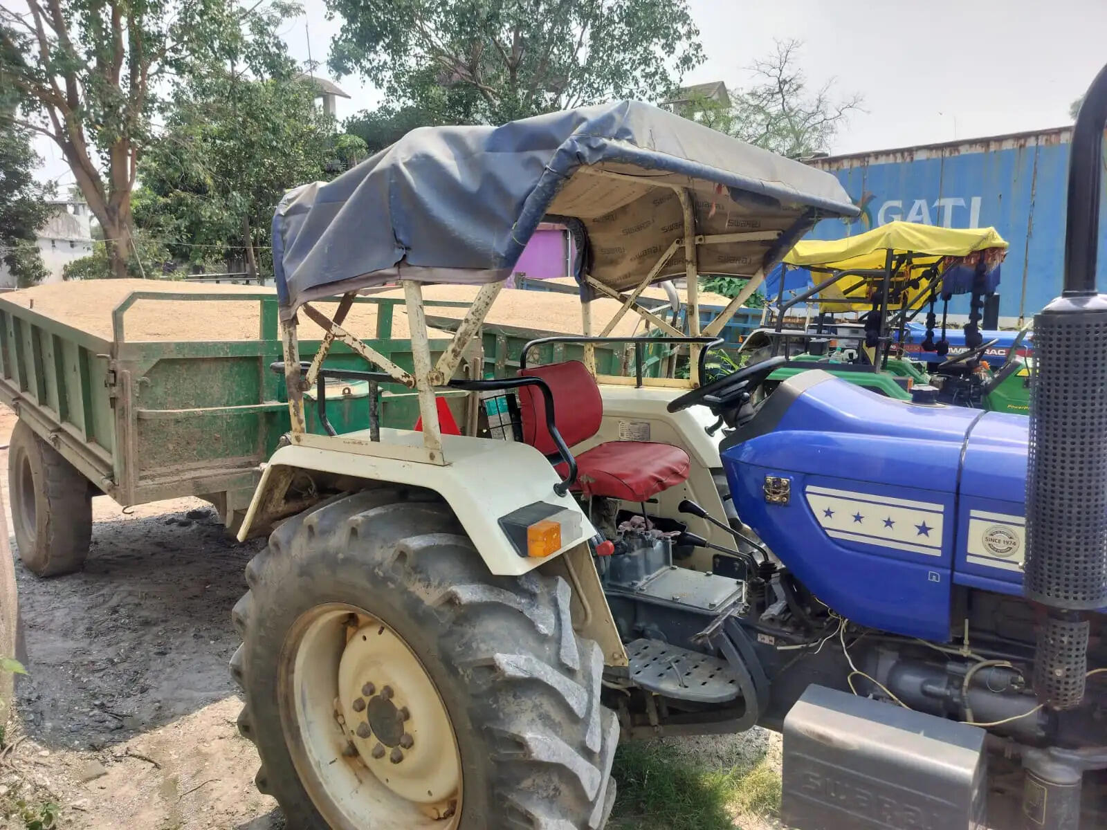 पकड़ा गया बालू लदा दो ट्रैक्टर, प्राथमिकी दर्ज