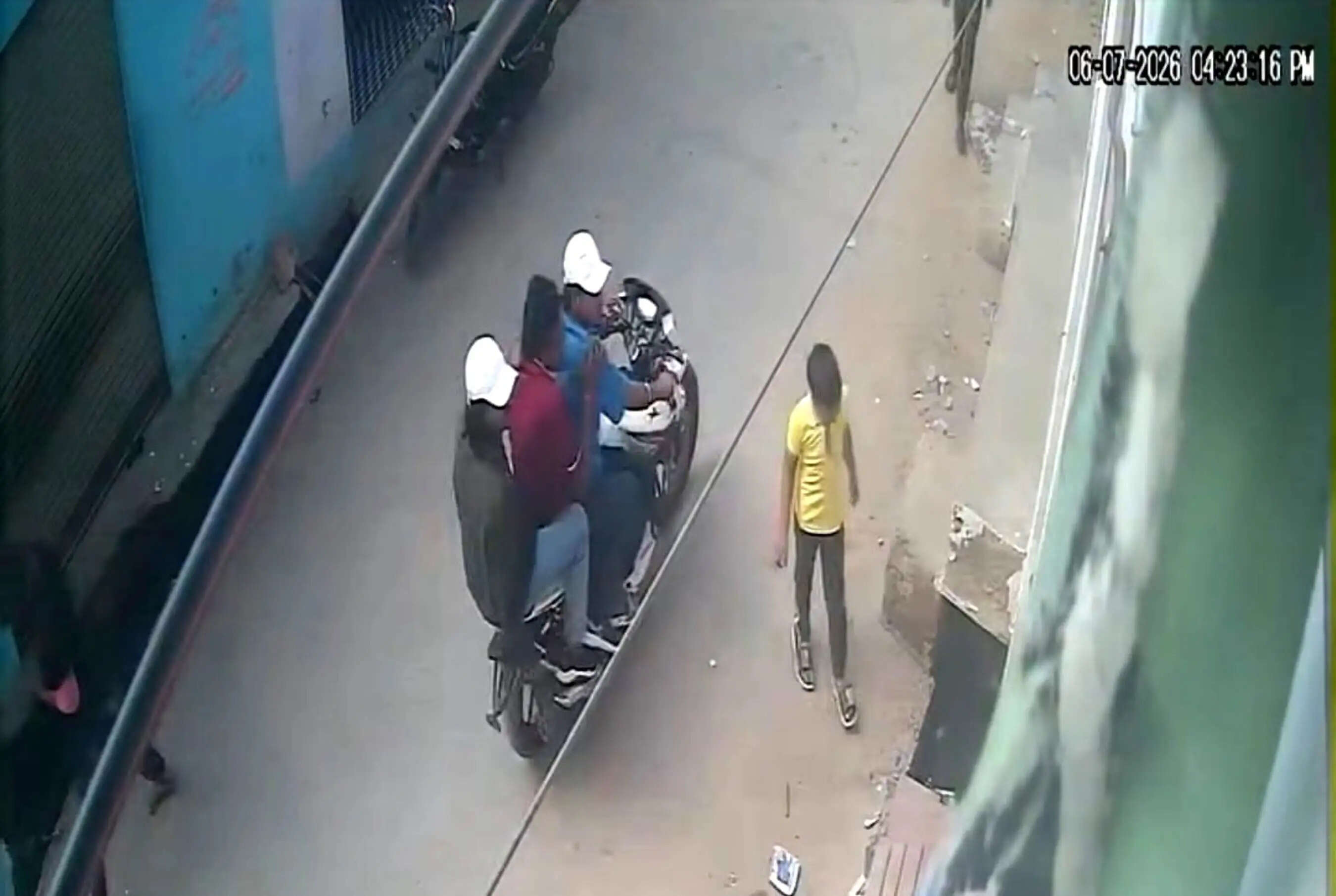 तीन अज्ञात बाइक सवारों ने राजाखेडा बाजार में की फायरिंग