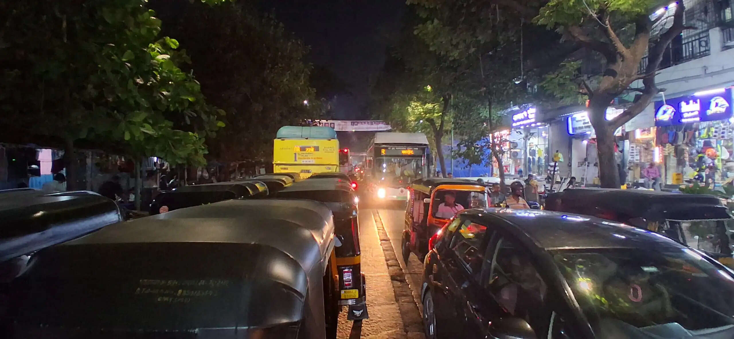 ठाणे में कछुआ गति से यातायात 2मिनिट के सफर हेतू 25 मिनिट