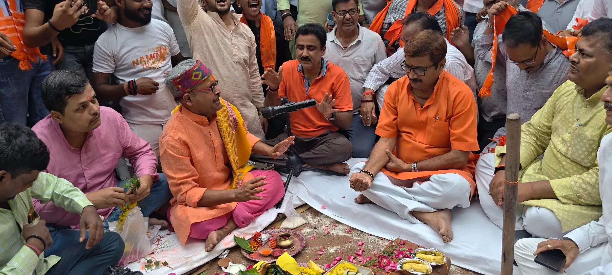 वाराणसी में दालमंडी मार्ग चौड़ीकरण परियोजना: वैदिक मंत्रोच्चार के बीच विधायक नीलकंठ तिवारी ने किया भूमिपूजन