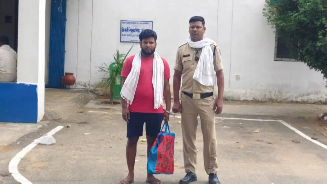 अंबिकापुर : किराए के मकान से 38 लीटर अंग्रेजी शराब के साथ आरोपित गिरफ्तार
