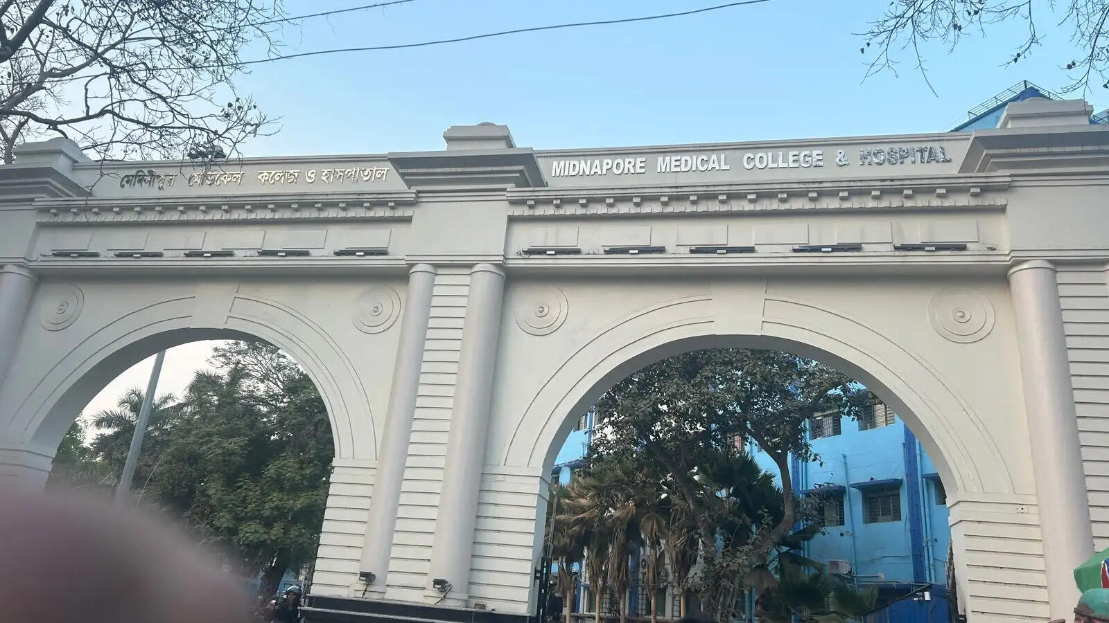 मेदिनीपुर मेडिकल कॉलेज के चिकित्सकों की मानवीय पहल, सफल ऑपरेशन कर मरीज को दुर्लभ बीमारी से दिलाई मुक्ति