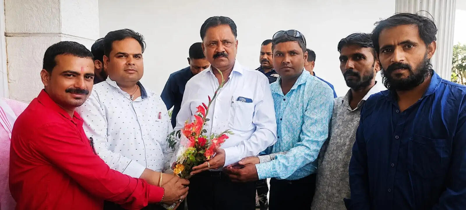 फिल्म नीति में सभी भाषाओं को शामिल करने की मांग, मंत्री को सौंपा ज्ञापन