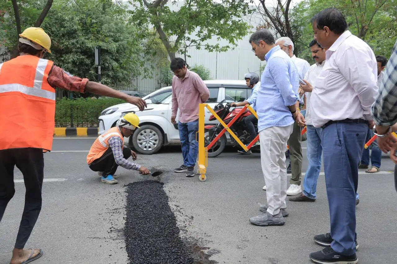 मानसून से पहले पीडब्ल्यूडी का दिल्ली भर में गड्ढों की मरम्मत का व्यापक अभियान शुरू