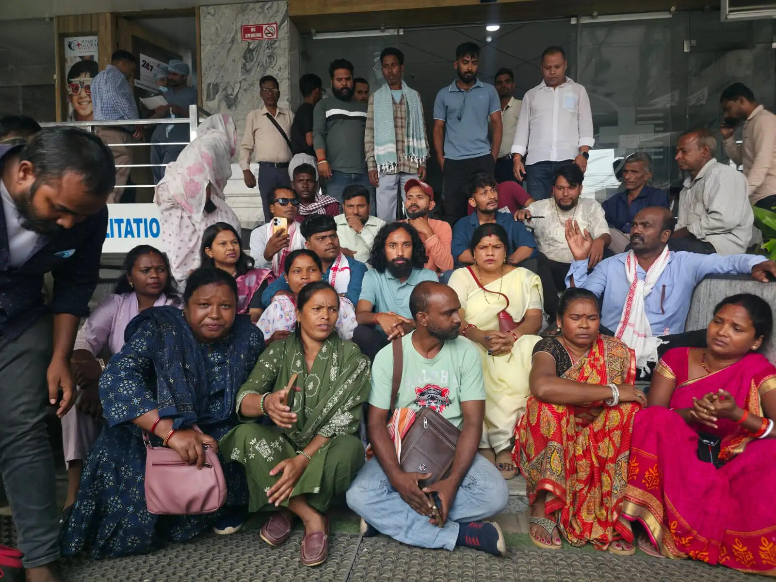 युवती की मौत के बाद हॉस्पिटल के बाहर धरना-प्रदर्शन, पांच लाख का बिल माफ