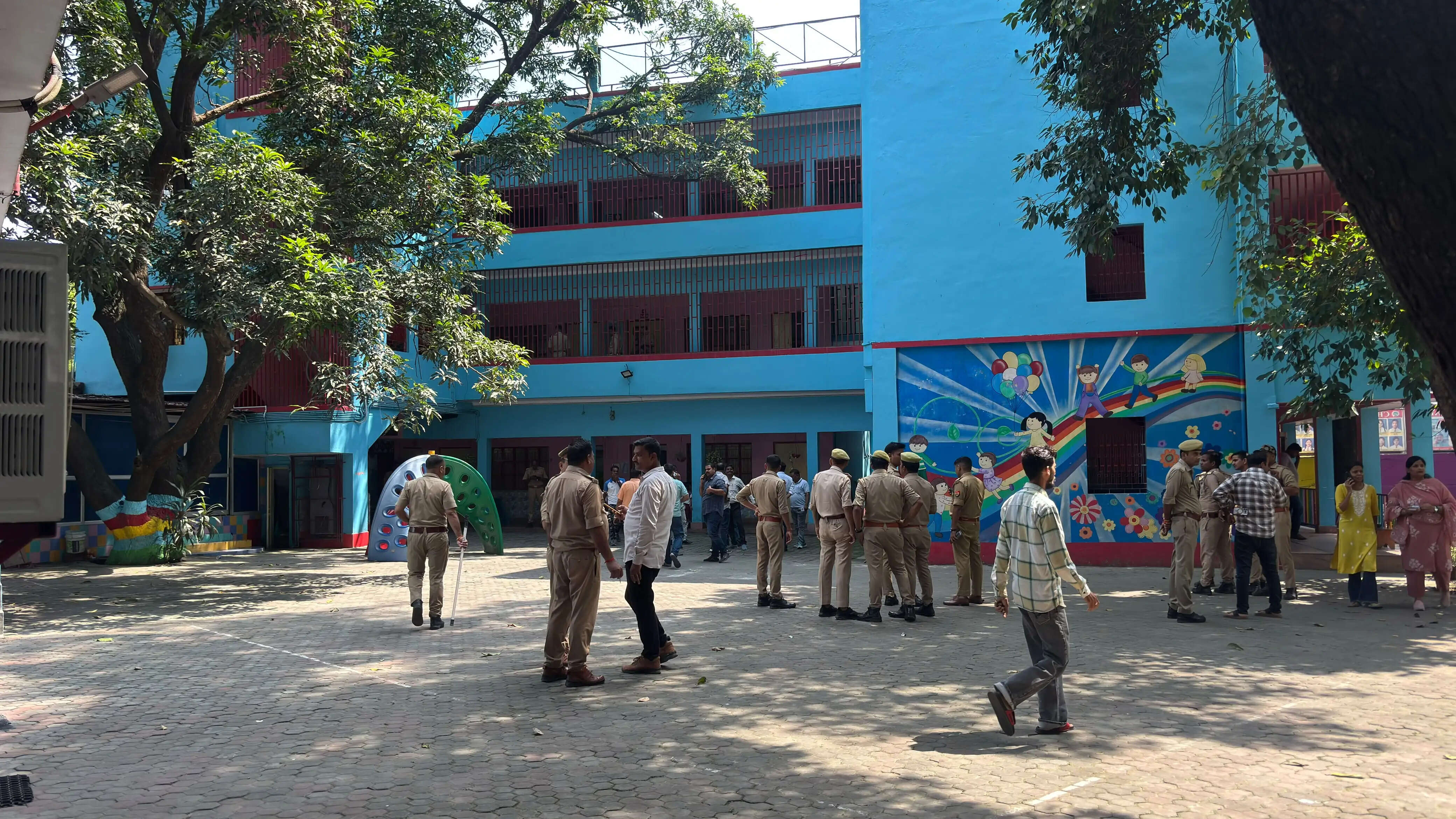 लखीमपुर खीरी: स्कूल परिसर में शिक्षिका की हत्या के बाद युवक ने खुद को गोली मारकर की खुदकुशी