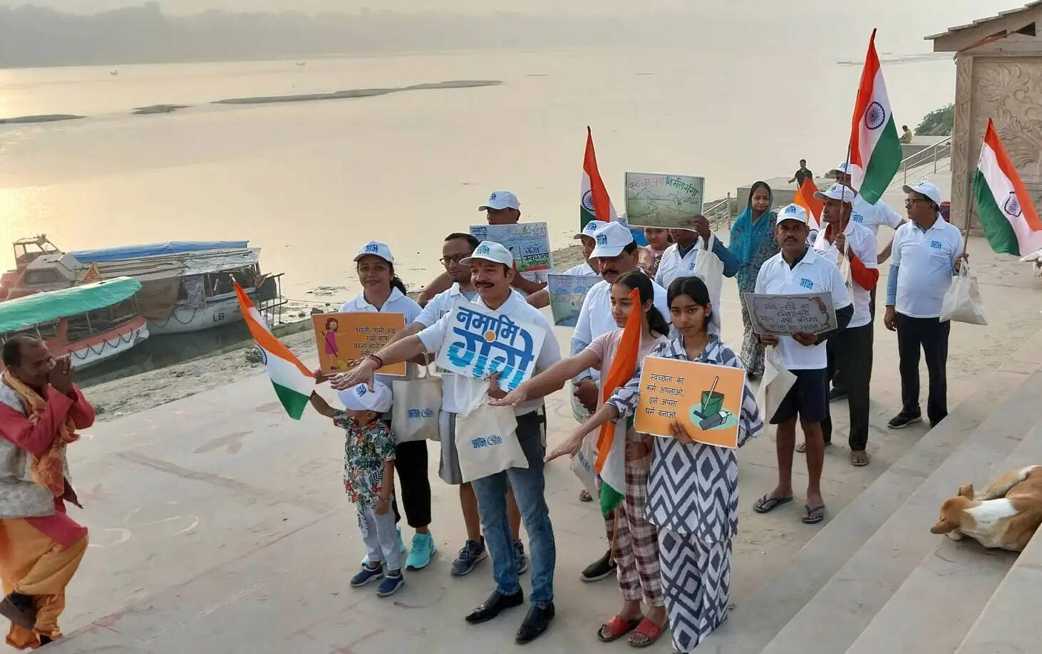 वाराणसी घाट पर गंगा सफाई से हुई स्वच्छता पखवाड़े की शुरुआत