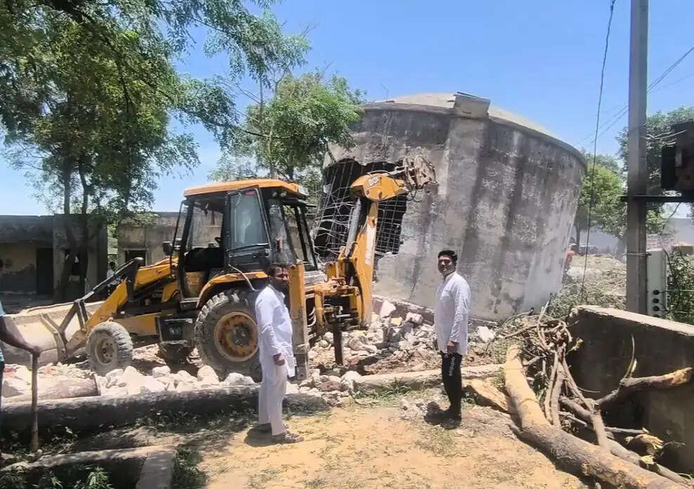 तीन दशक पुरानी पानी की टंकी ध्वस्त की