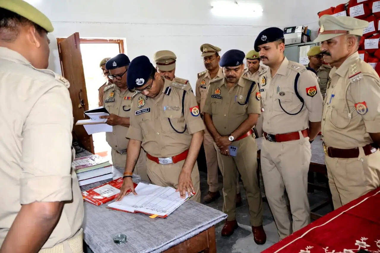 डीआईजी ने किया औरैया का निरीक्षण, पुलिस व्यवस्था देख की सराहना