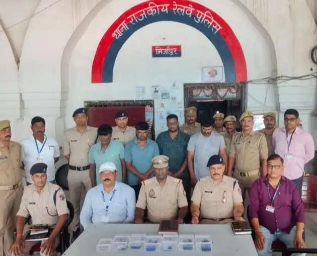 जीआरपी मीरजापुर ने ट्रेन से सांसी गैंग के चार शातिर चोर किए गिरफ्तार, मोबाइल फोन,जेवर व नगदी भी बरामद