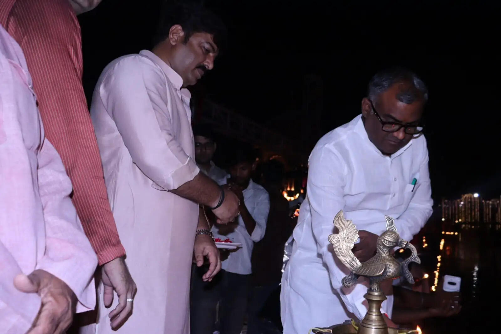 गोमती घाट पर जले 25 हजार दीप, लेजर शो से जगमगाया जौनपुर