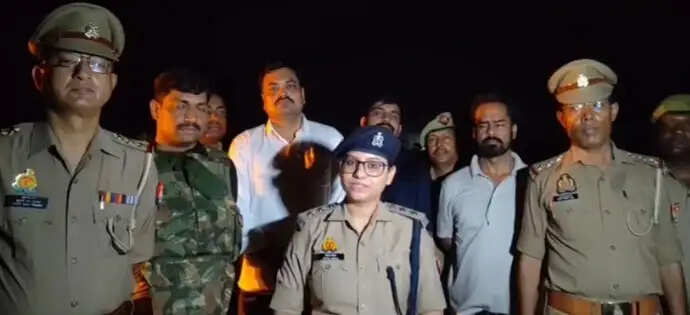 झांसी : बबीना पुलिस मुठभेड़ में चोरी के आभूषणों सहित दो शातिर बदमाश गिरफ्तार
