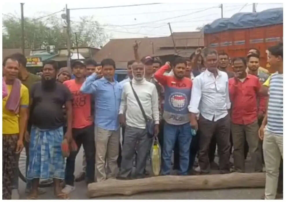 मतदाता सूची से नाम हटने पर कुचबिहार में पथावरोध