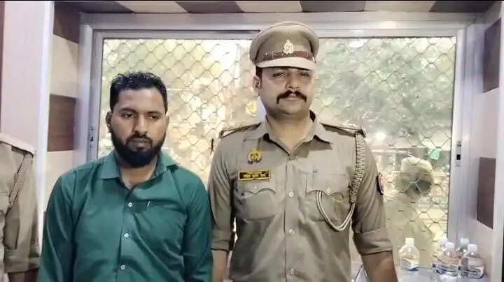 12 साल से फरार 25 हजार का इनामी बदमाश गिरफ्तार