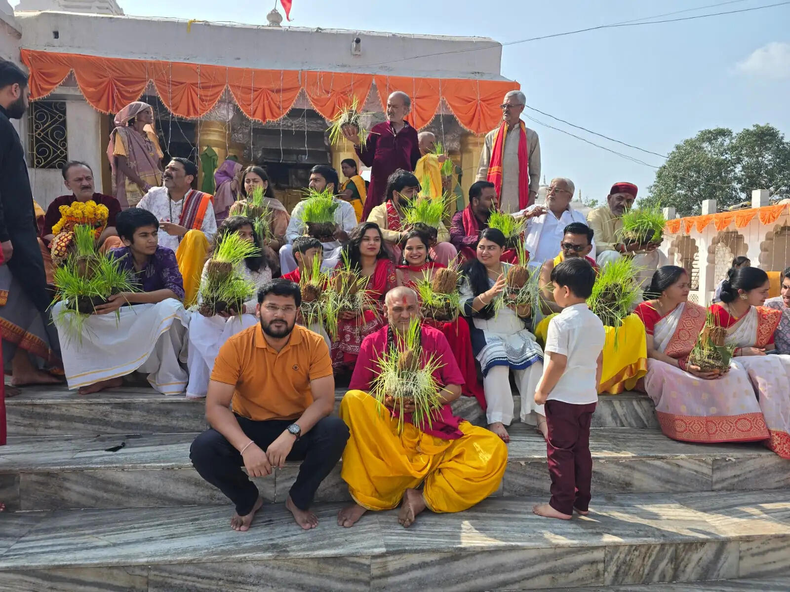 अनूपपुर: नर्मदा उद्गम मंदिर में कन्या भोज, कलश और जवारा विसर्जन के साथ शारदीय नवरात्रि का समापन