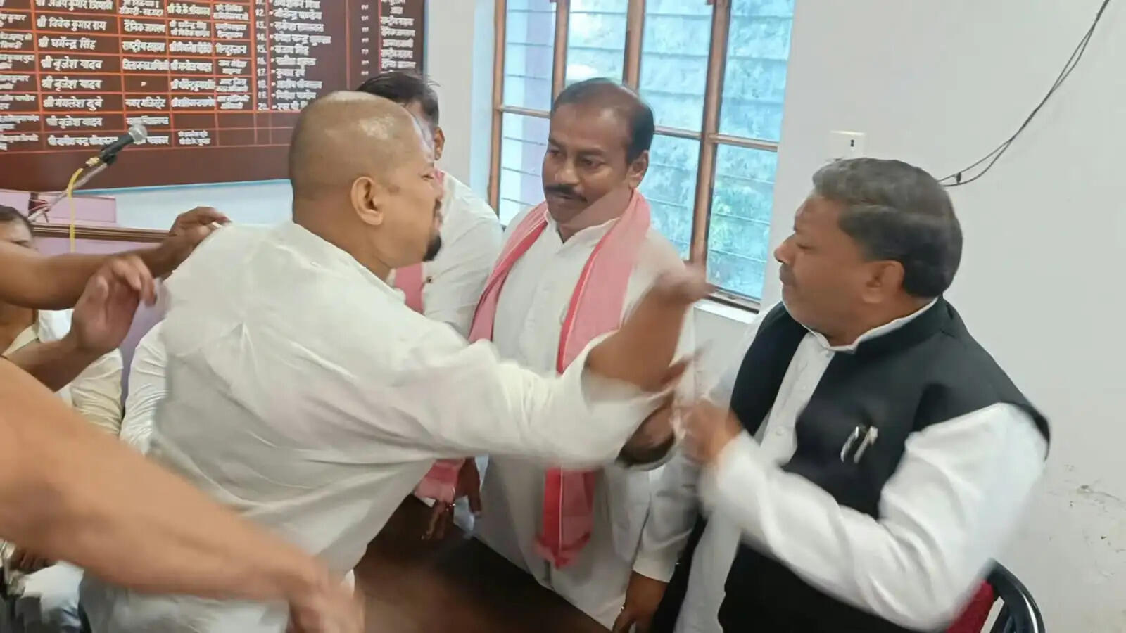 गोरखपुर में एमएलसी प्रत्याशी बदलने से समर्थकों में उबाल, सपा के पूर्व जिलाध्यक्ष से मारपीट
