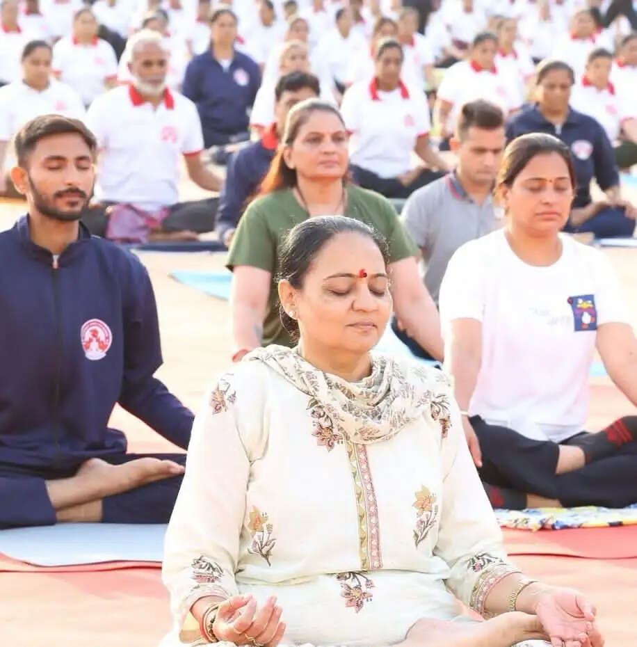 सूरत में अंतरराष्ट्रीय योग दिवस की तैयारियां तेज, मेयर की मौजूदगी में 4,500 से अधिक लोगों ने किया योग