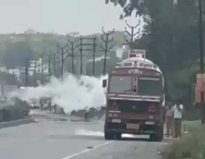 झांसी : नाइट्रोजन गैस टैंकर से रिसाव, एलपीजी की अफवाह से मची अफरा-तफरी