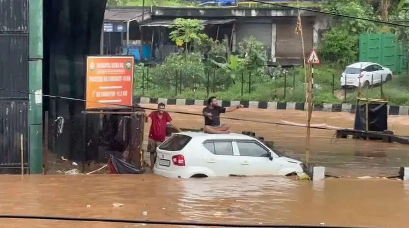 मूसलाधार बरसात के बाद एनएच 27 और 6 पर यातायात प्रभावित