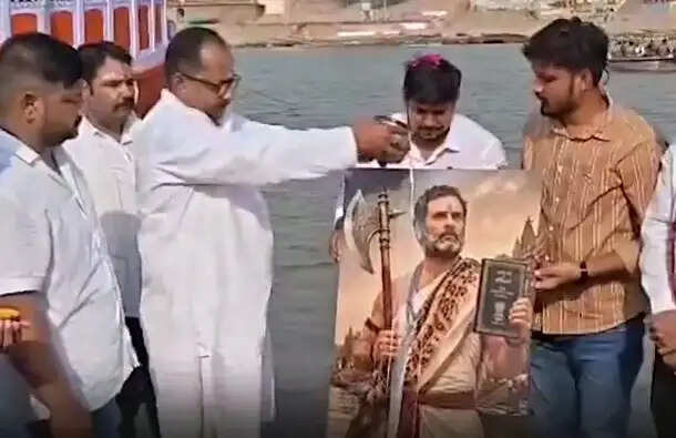 यूथ कांग्रेस के कार्यकर्ताओं ने राहुल गांधी को बनाया परशुराम, दुग्धाभिषेक कर मनाया जन्मदिन