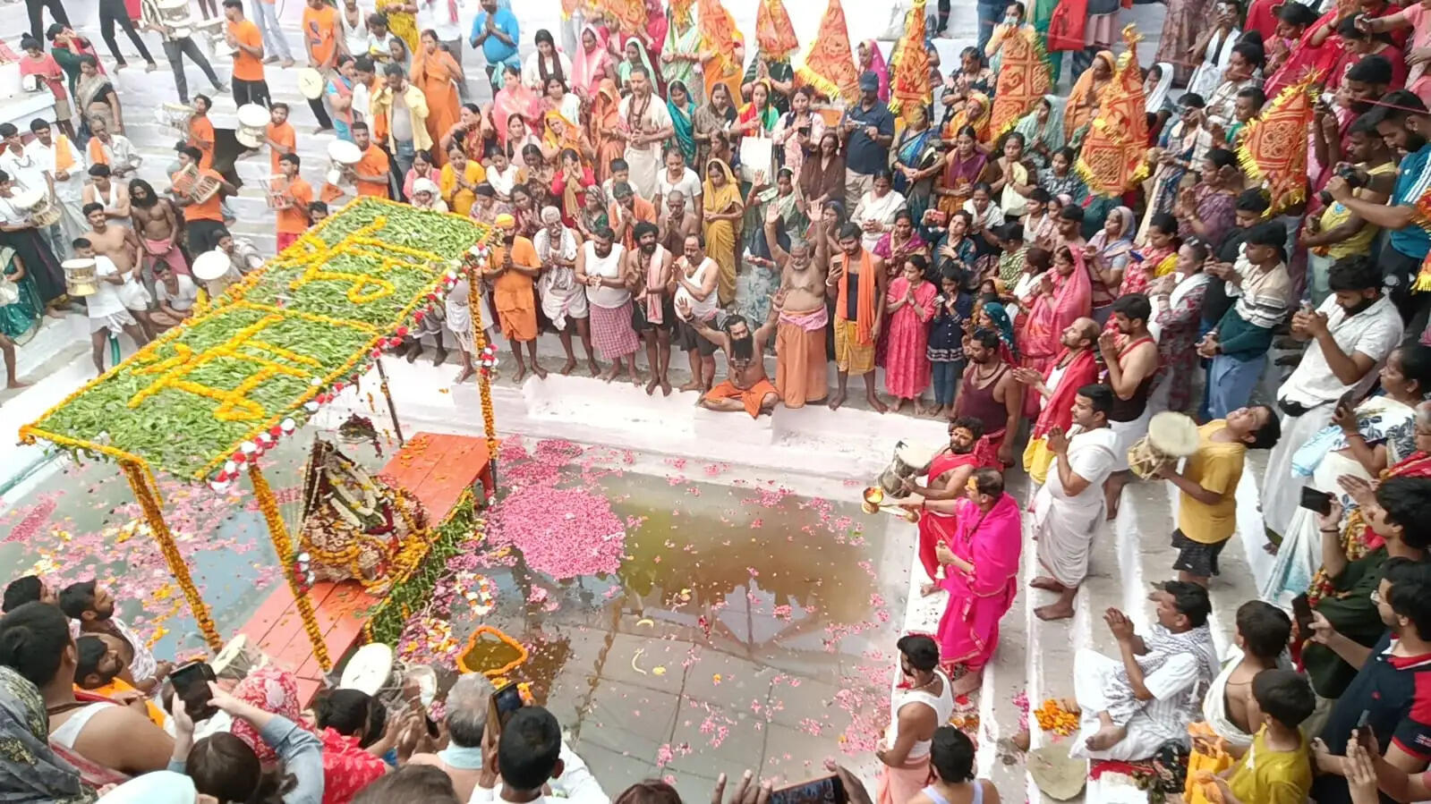 मणिकर्णिका घाट के चक्र पुष्करिणी कुंड में श्रद्धालुओं ने लगाई आस्था की डुबकी,मां मणिकर्णिका की झांकी देख आह्लादित