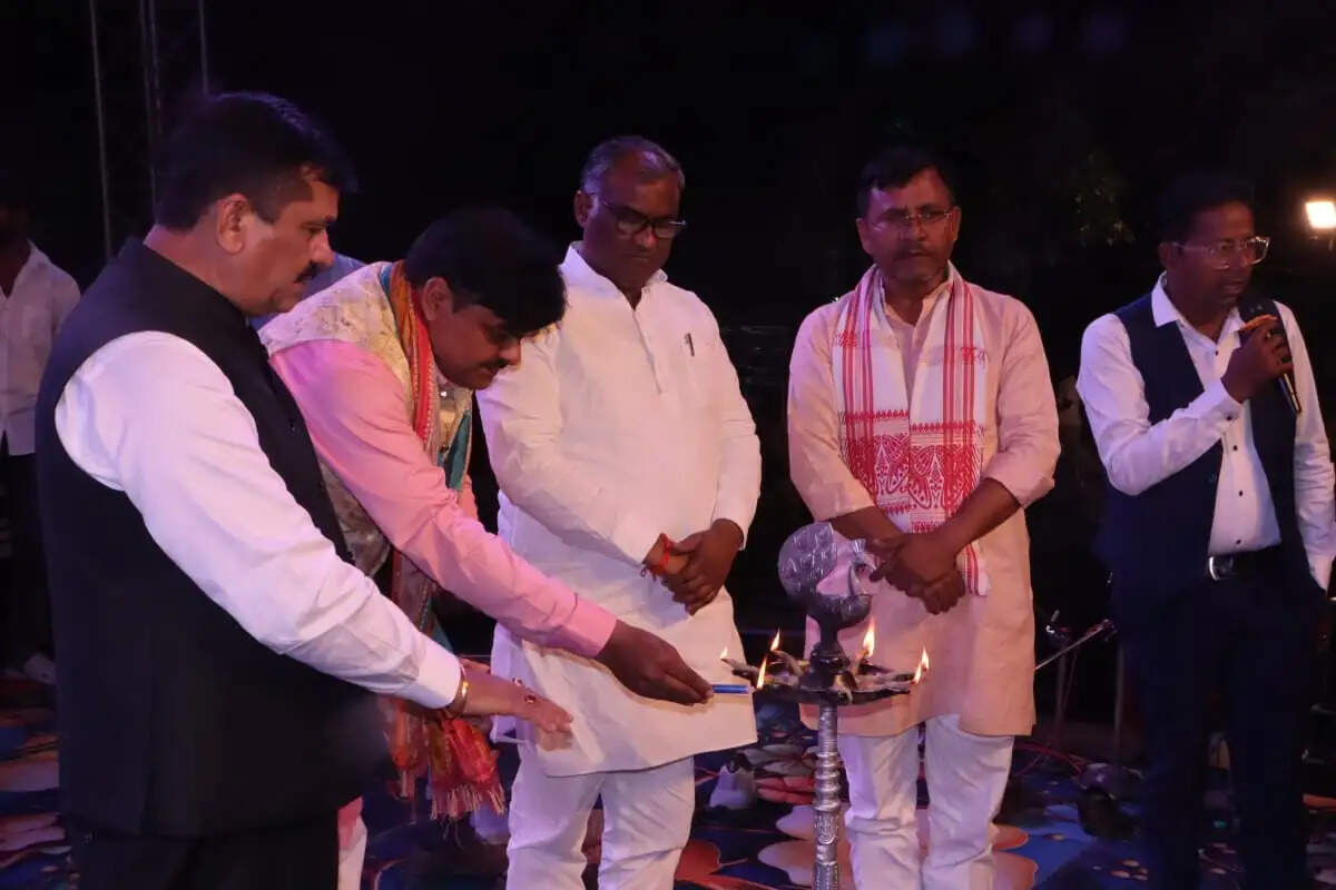 जौनपुर महोत्सव के दूसरे दिन सांस्कृतिक कार्यक्रमों की धूम, भोजपुरी कलाकारों ने बांधा समां