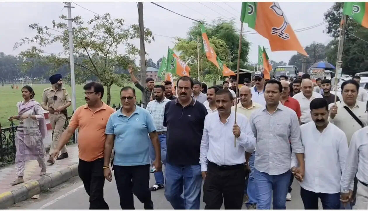 राजेंद्र राणा पर एफआईआर के विरोध में सुजानपुर में भाजपा का प्रदर्शन, राज्यपाल को सौंपा ज्ञापन