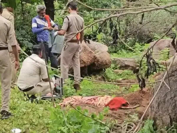 छतरपुर में तीन सगी बहनों की संदिग्ध मौत, दफनाने के बाद कब्र से निकलवाए शव