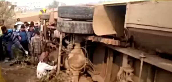 तेज रफ्तार बस अनियंत्रित होकर पलटी, 13 यात्री घायल, कुछ की हालत गंभीर