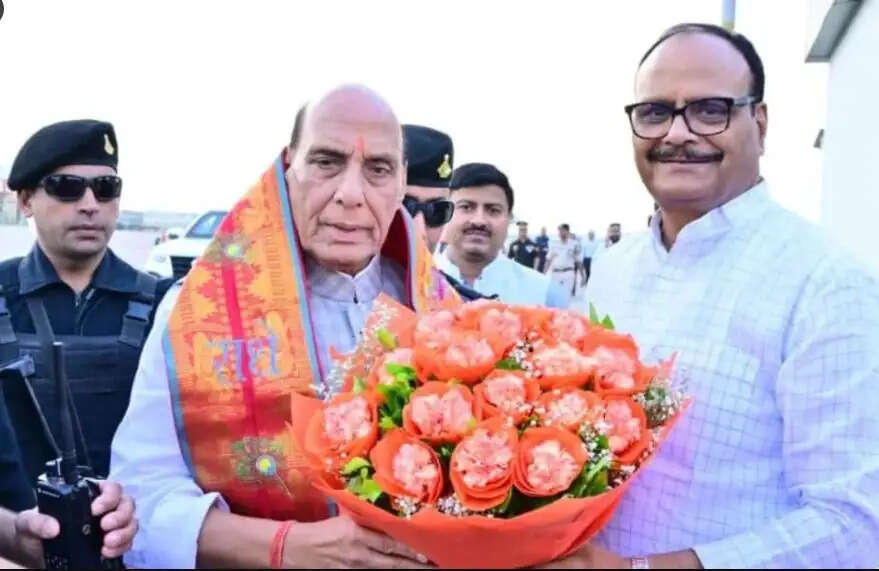 लखनऊ में बाढ़ पीड़ितों से मिले राजनाथ सिंह, कहा- संकट के समय हम आपके साथ