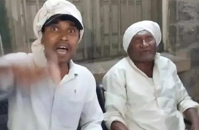 खंडवाः किसान पिता-पुत्र ने जनसुनवाई में कलेक्टर को ‘बिकाऊ’, गिरफ्तार कर भेजा जेल, 6 घंटे बाद जमानत पर रिहा