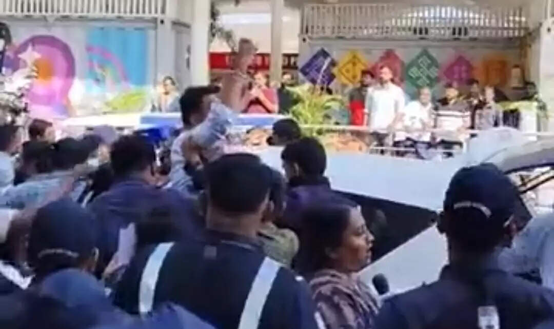 (अपडेट)अहमदाबाद एयरपोर्ट पर अब तक 66 फ्लाइट रद्द, एनएसयूआई–यूथ कांग्रेस ने किया विरोध