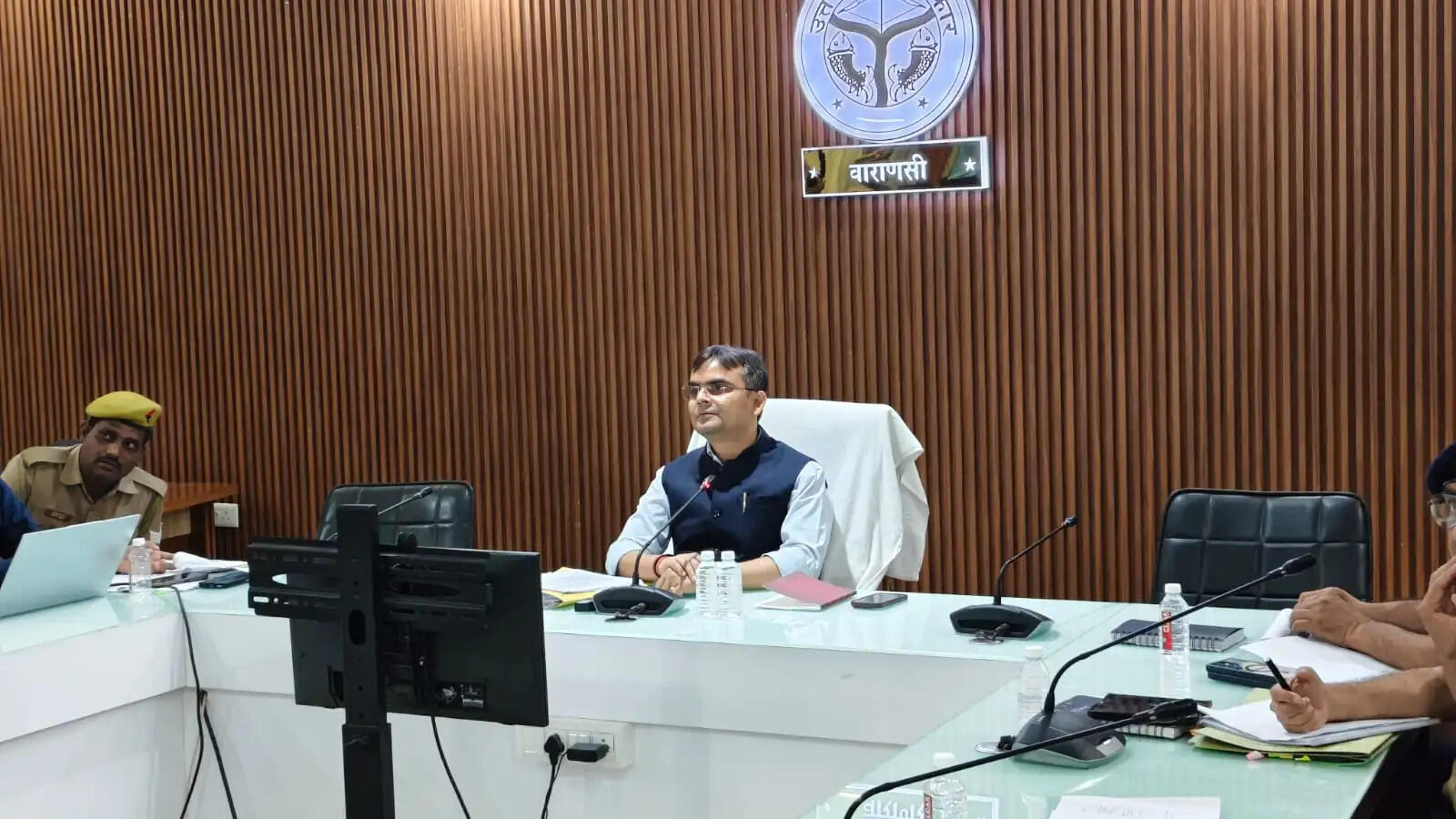 वाराणसी में बार-बार यातायात नियमों का उल्लंघन करने वाले चालकों का ड्राइविंग लाइसेंस हाेगा निलंबित : जिलाधिकारी