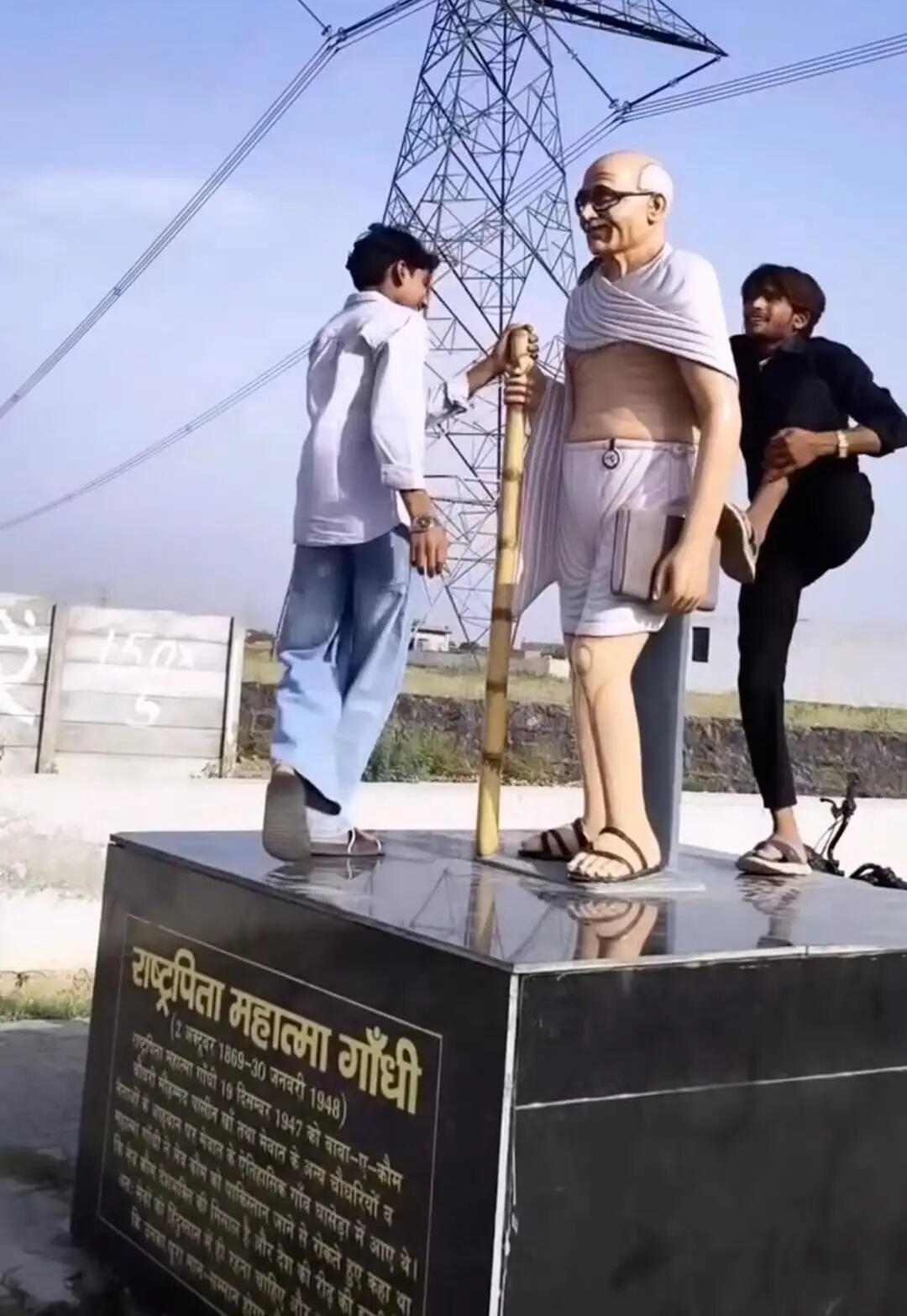 नूंह: गांधी ग्राम में महात्मा गांधी की प्रतिमा पर बैठकर बनाई रील, वीडियो वायरल होने पर हंगामा