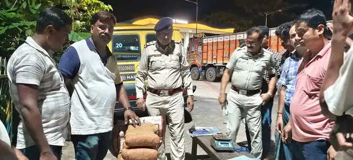मोटरसाइकिल से नौ किलो गांजा बरामद, दो युवक गिरफ्तार