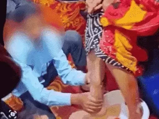 स्कूल में महिला कर्मचारी ने छात्रों से धुलवाए पैर, निलंबित करने की मांग