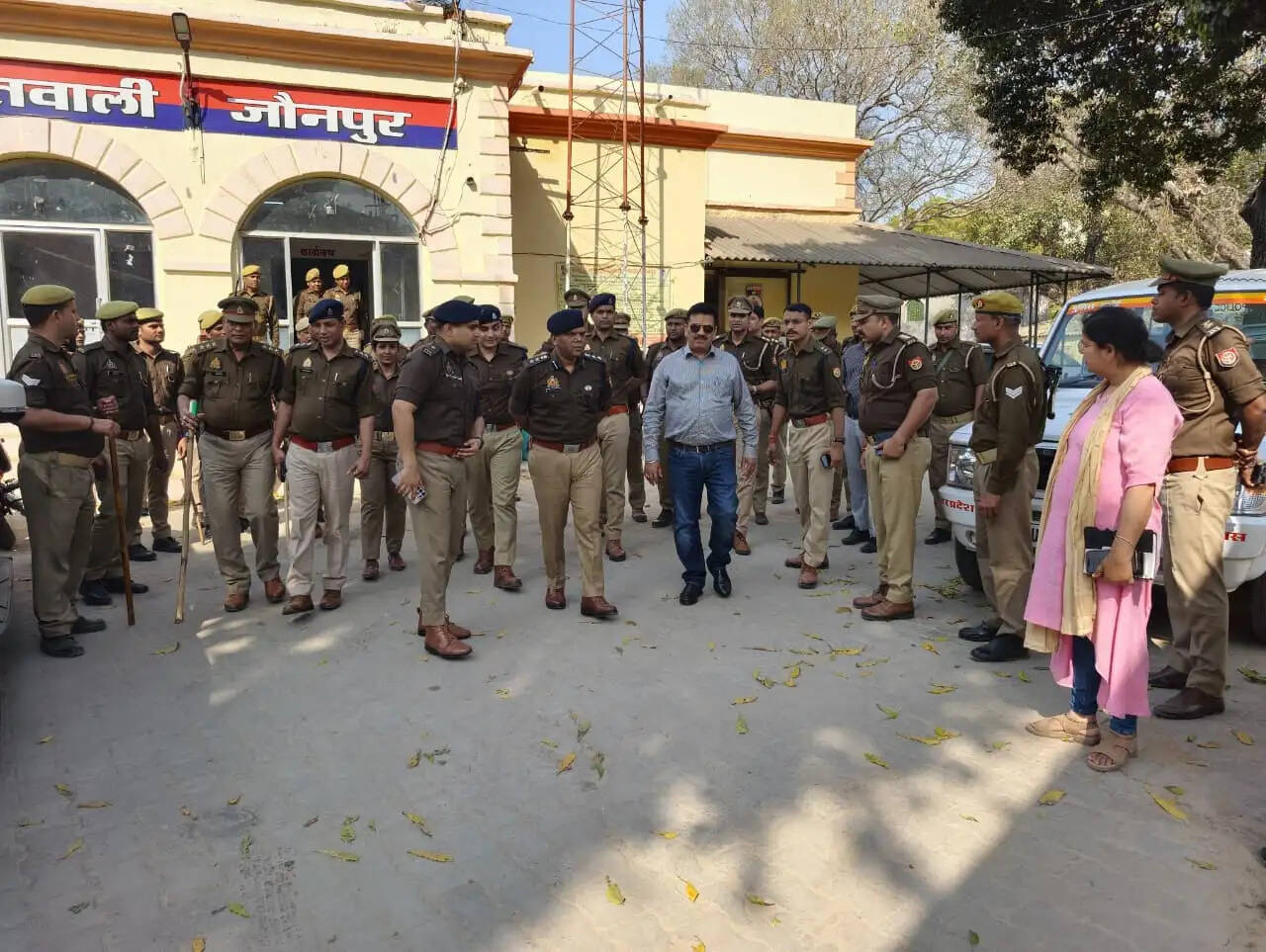 होली को लेकर डीएम-पुलिस अधीक्षक ने किया पैदल गश्त