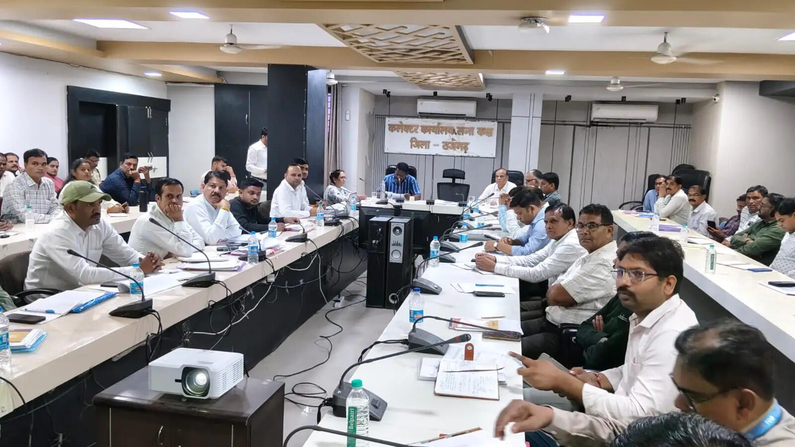 राजगढ़ः जिला पंचायत सीईओ ने की समय-सीमा प्रकरणों की समीक्षा