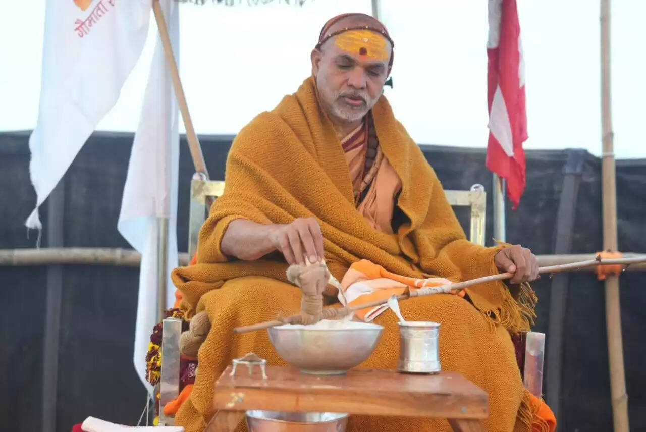 सारी रात शंकराचार्य स्वामी अविमुक्तेश्वरानंद रहे शिविर के बाहर, पालकी पर ही किया दंड तर्पण