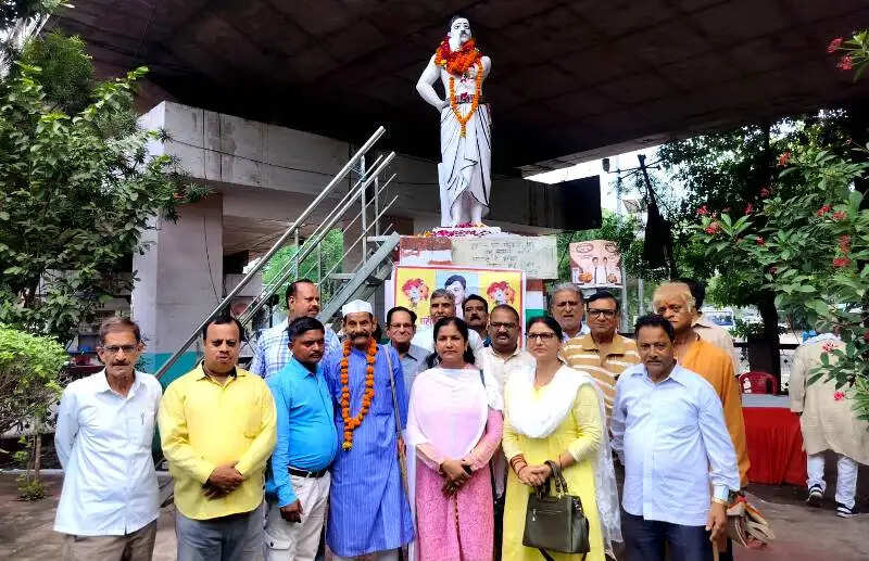 पाठ्यक्रम में शहीदों का इतिहास हटाना दुर्भाग्यपूर्ण : डॉ. विनोद त्रिपाठी