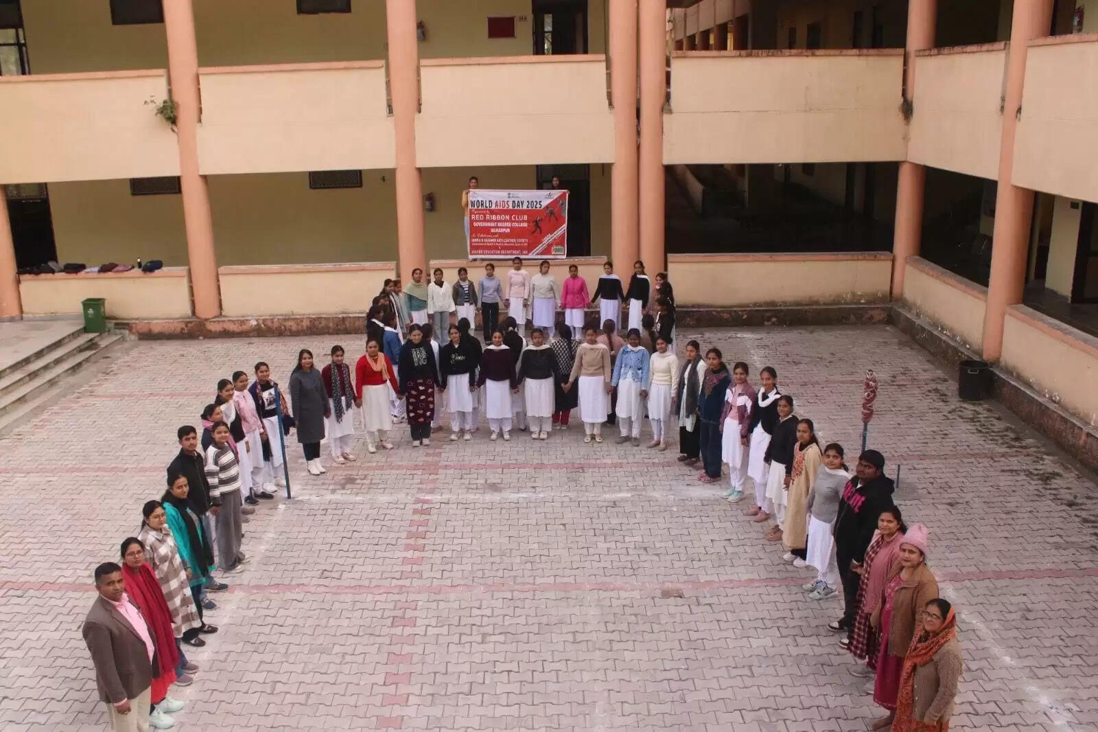 मानव श्रृंखला बनाकर एचआईवी/एड्स के प्रति जागरूक किया