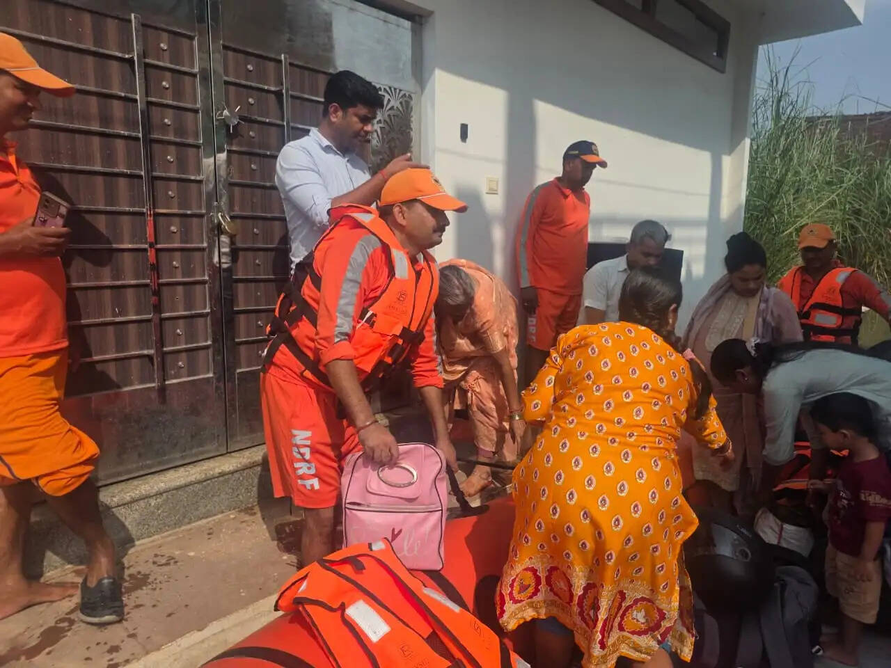 एनडीआरएफ ने पांडु नदी की बाढ़ में फंसी गर्भवती महिला समेत परिवार को 25 मिनट में निकाला सुरक्षित