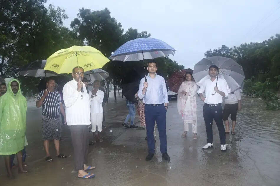 बाढ़ प्रभावित गांवों में पहुंचे सीईओ जयंत नाहटा, सुरक्षित स्थानों पर जाने की अपील