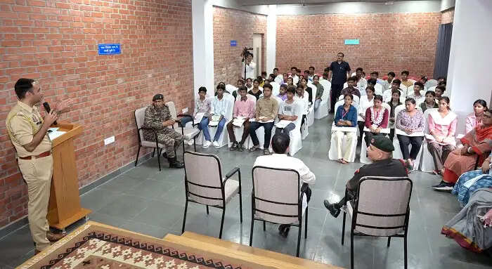 जन भवन में छात्रों को सेना व प्रतियोगी परीक्षाओं में करियर के लिए मार्गदर्शन