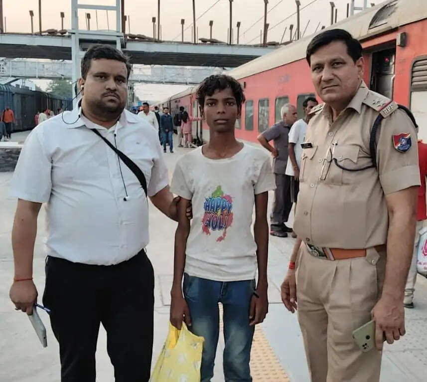 रेलवे स्टाफ की सराहनीय पहल, सतर्कता से सुरक्षित हुआ 11 वर्षीय बालक